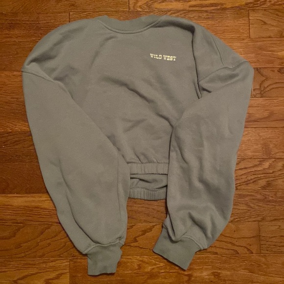 H&M Tops - Light blue cropped shirt